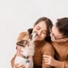 飼い主の口を舐める犬